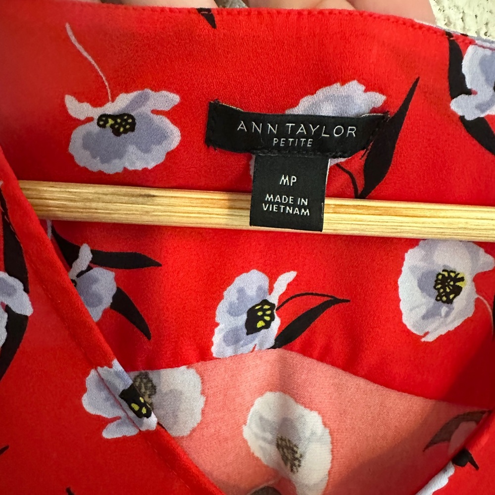 Ann Taylor Red Floral V Neck Balloon Blouse | Women’s MP - Picture 5 of 7